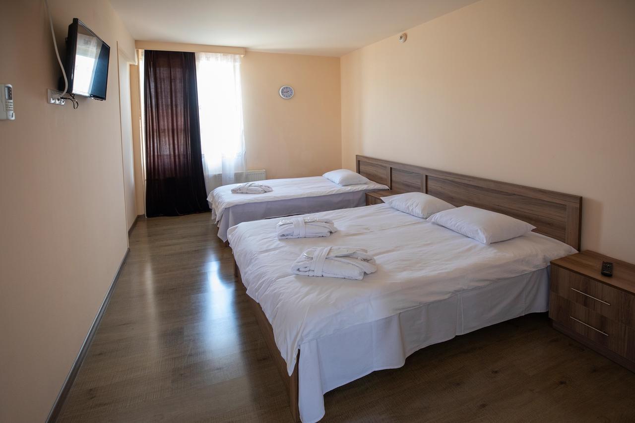 Leader Hotel Gori Exterior foto