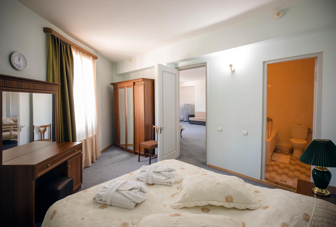 Leader Hotel Gori Exterior foto